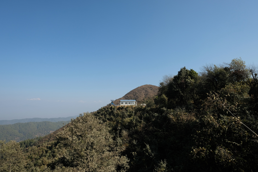 The help post was visible from afar and was shining in a fresh green environment